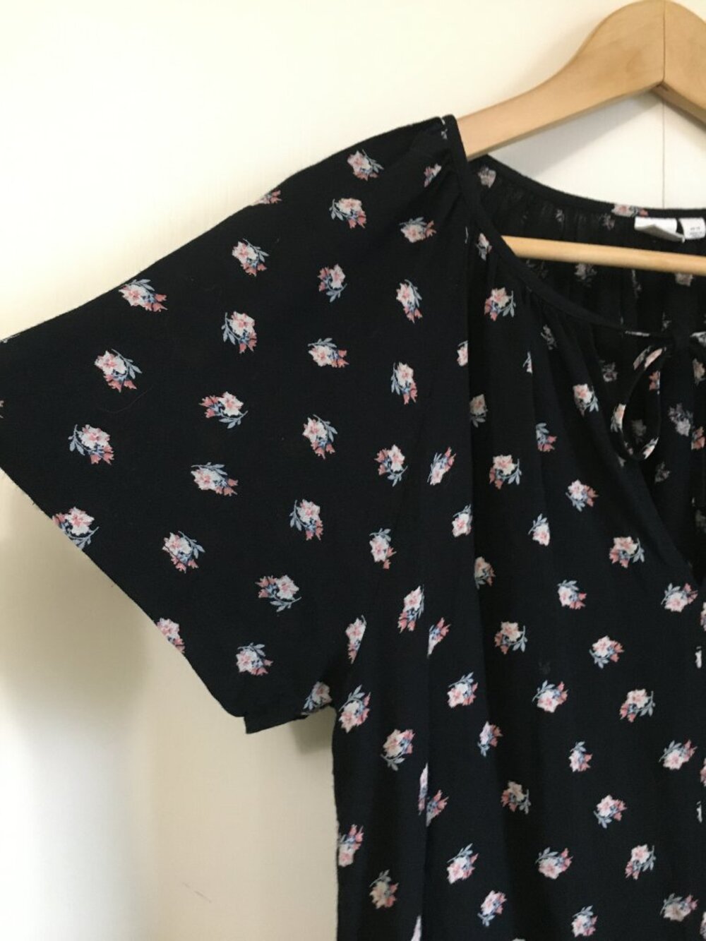 GAP Black Ditsy Floral Flutter Sleeve Tie Front Keyhole Blouse Rayon XS - Picture 5 of 16
